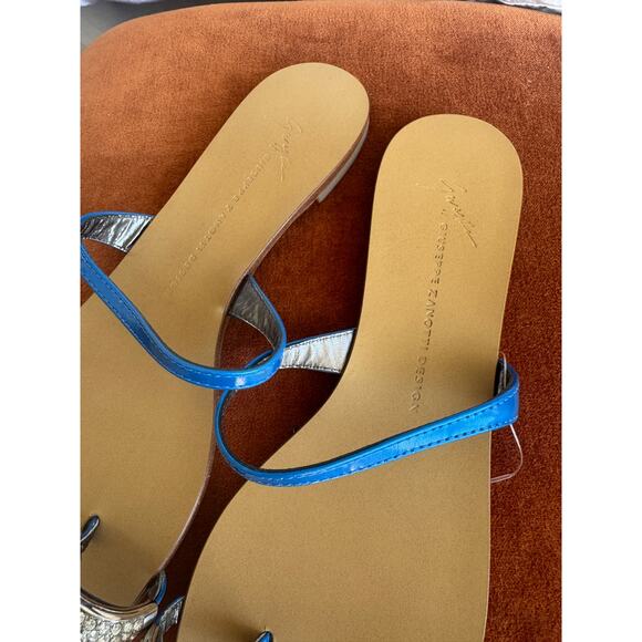 Giuseppe Zanotti Swarovski Crystal-Embellished Toe Ring Metallic Leather Sandals - Picture 7 of 9